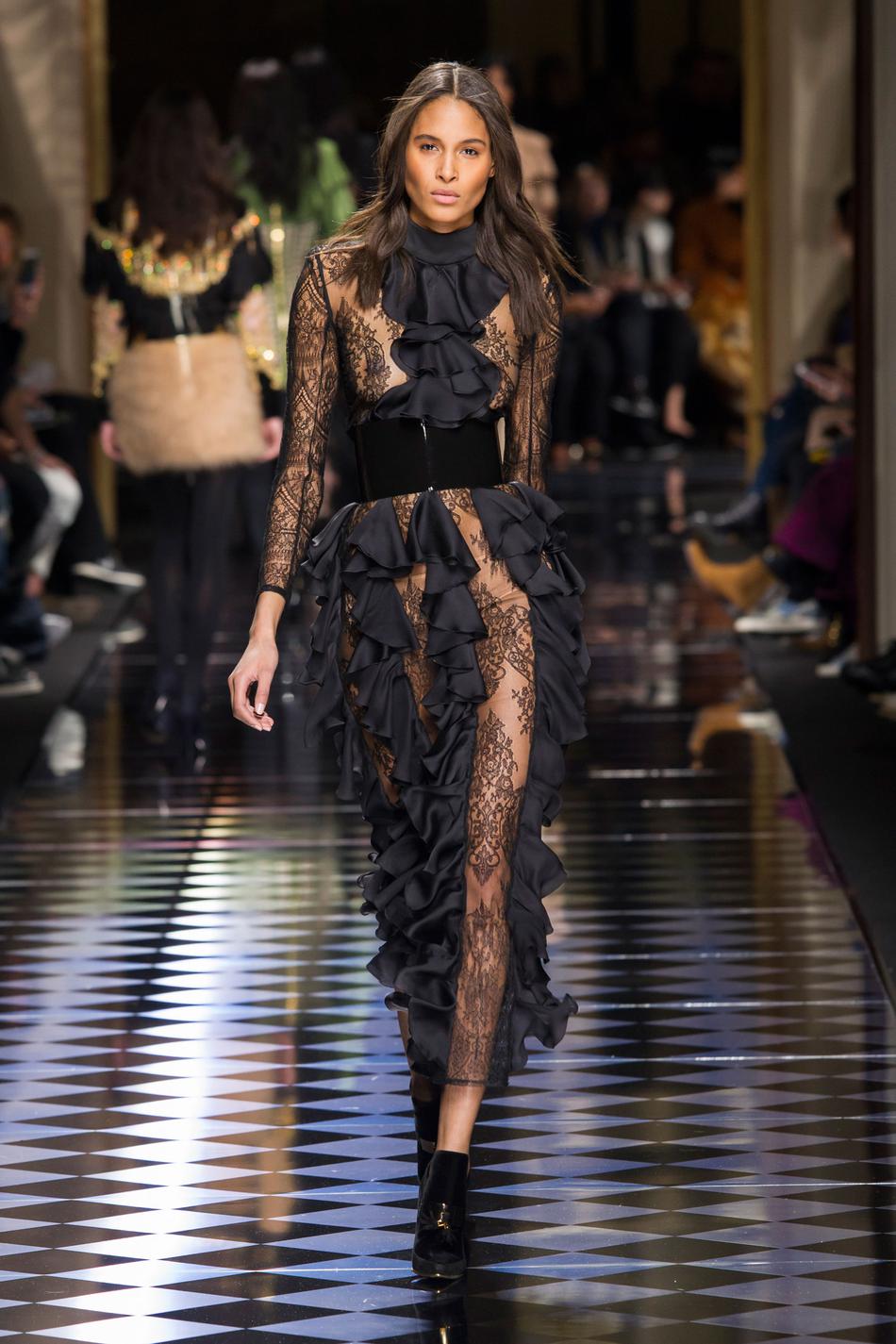 defile-balmain-automne-hiver-2016-2017-paris-look-49