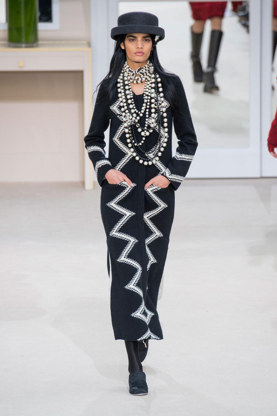 defile-chanel-automne-hiver-2016-2017-paris-look-24