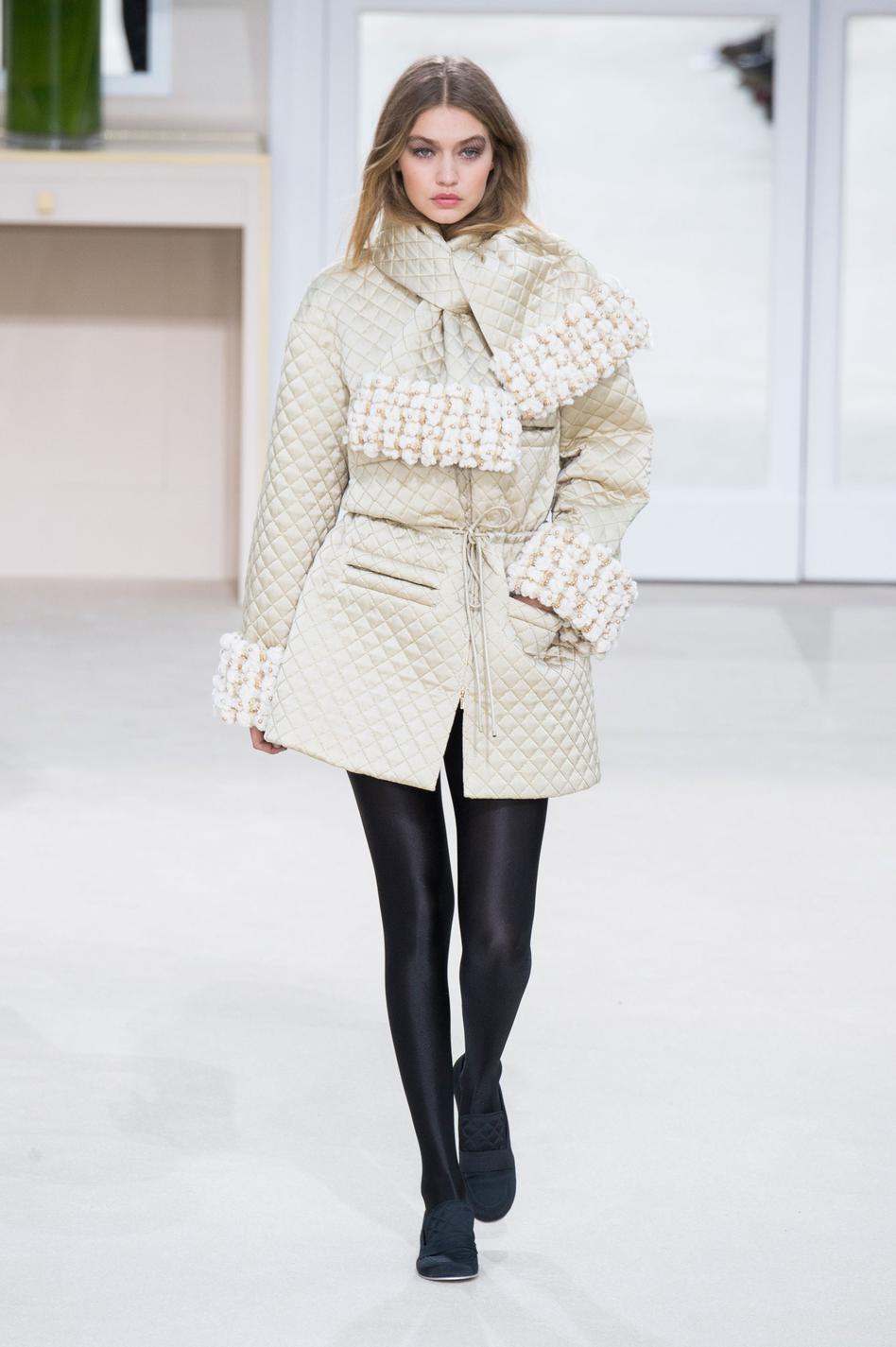 defile-chanel-automne-hiver-2016-2017-paris-look-41