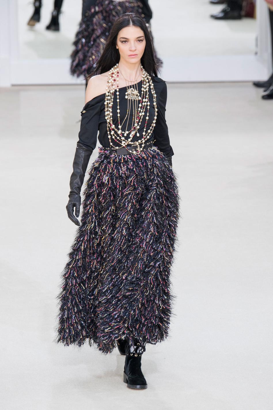 defile-chanel-automne-hiver-2016-2017-paris-look-80