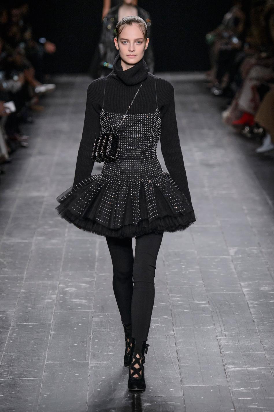 defile-valentino-automne-hiver-2016-2017-paris-look-53