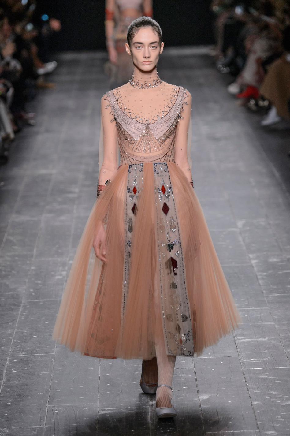 defile-valentino-automne-hiver-2016-2017-paris-look-73