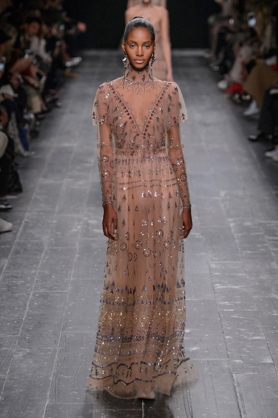 defile-valentino-automne-hiver-2016-2017-paris-look-76